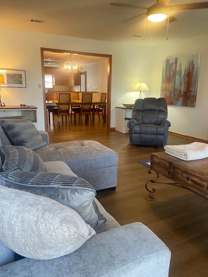 Sala de estar que muestra el área del comedor.
