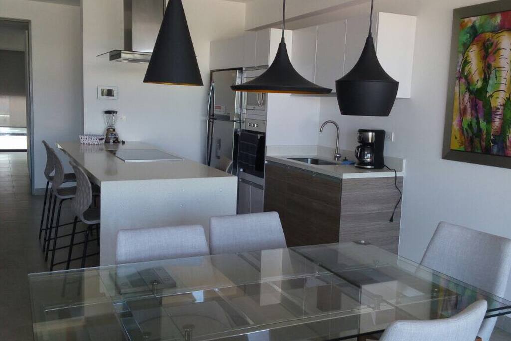 Comedor y cocina equipada
