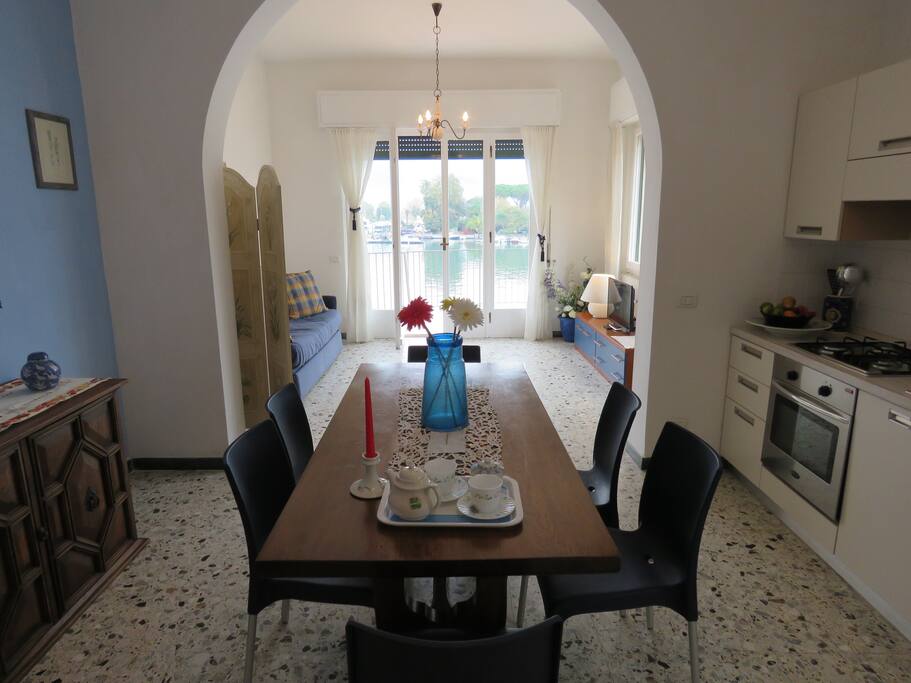 La zona pranzo con il salone e il terrazzo