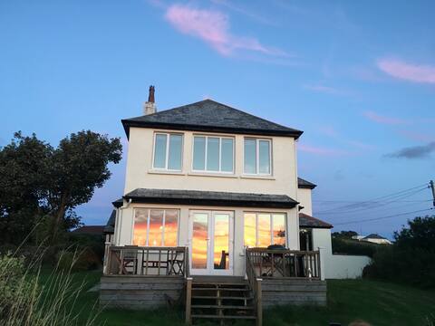 Large 6 bedroom house with spectacular sea views