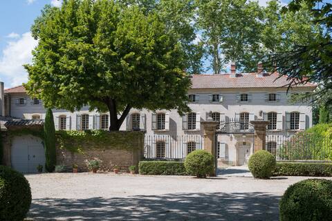 Beautiful 18th bastide, wooded park and pool.