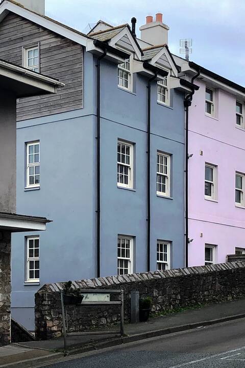 Popular Airbnb listing: Superbly located apartment. Brixham Harbour area in Brixham
