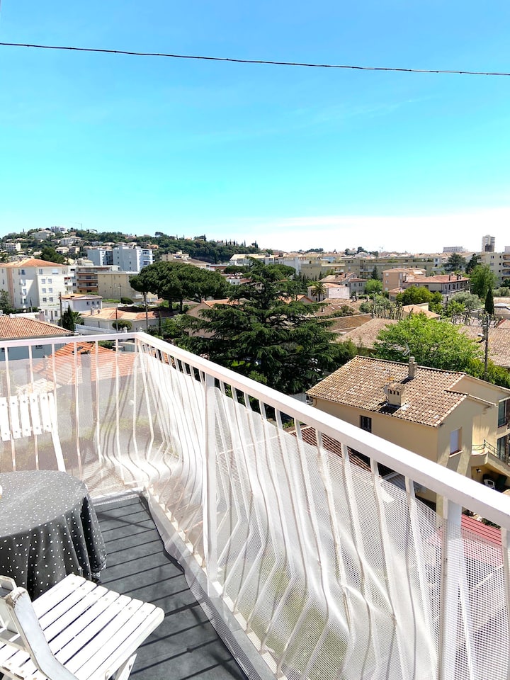 Apartment F2 facing south 2 steps from the city center Condominiums