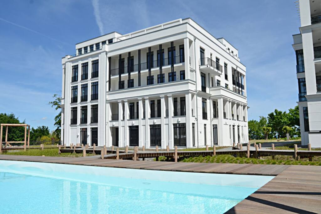 Der gemeinschaftlich nutzbare Aussenpool der Villen Philine und Claire im Ostseebad Sellin
