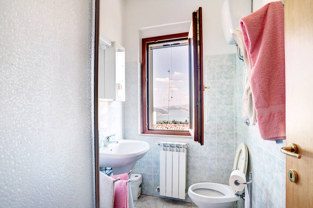 Bagno camera vista lago