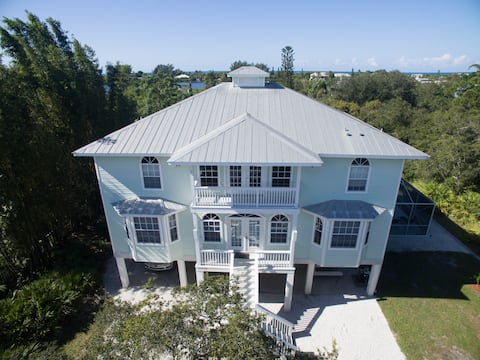 Luxury Lemon Bay 6 BR villa w/ pool & tennis court