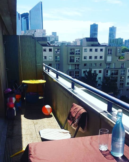 Balcon avec table et chaises