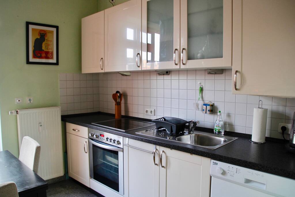 Fully-equipped kitchen with dishwasher, oven, kettle, espresso maker and other necessary kitchen utensils (plates, glasses, cutlery, etc.).
Voll ausgestattete Küche mit Kühlschrank, Spülmaschine, Ofen, Wasserkocher und Espressokocher und anderen notwendige Küchenutensilien wie Teller, Gläser, Besteck, etc.