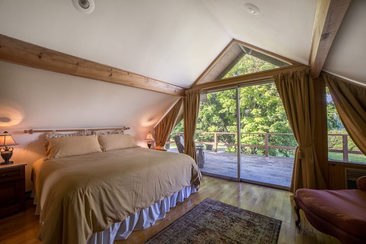 Manželská posteľ na poschodí s oddelenými posteľami. Family rm