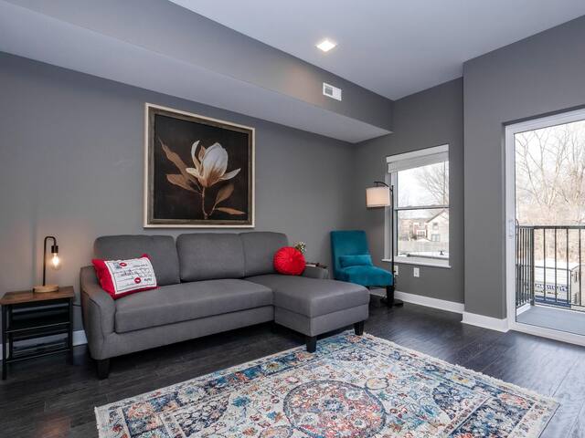 Brand New Luxury Condo Minutes from Downtown F3