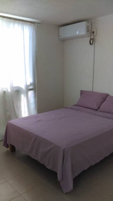 Recámara con cama matrimonial, closet y aire acondicionado.