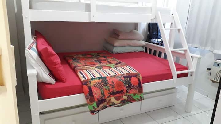 Quarto principal com beliche (cama de casal embaixo e de solteiro e cima) mais uma cama auxiliar. Guarda roupas e ar condicionado.