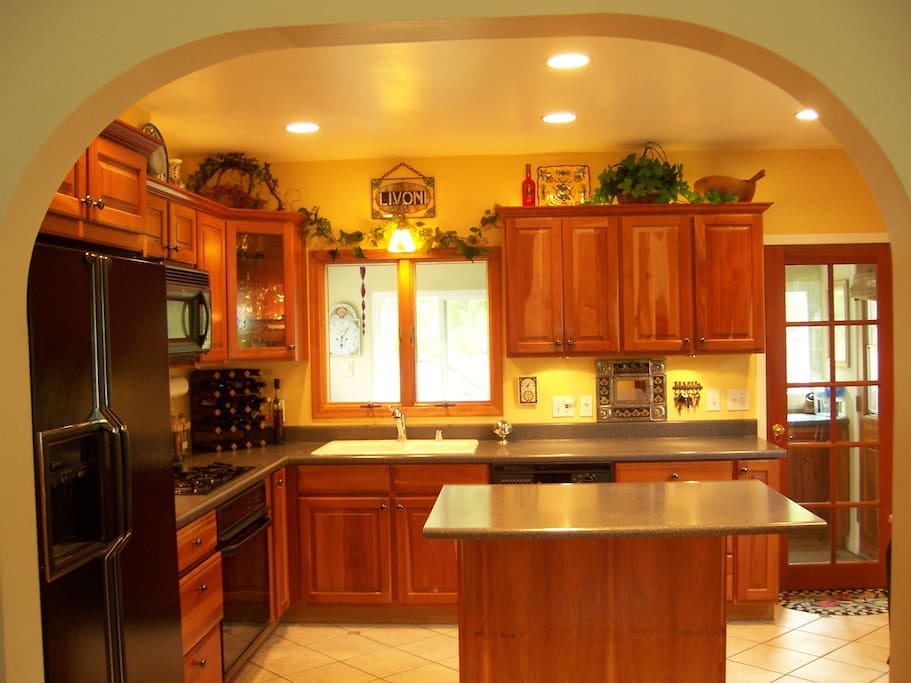 Classic, fully stocked kitchen