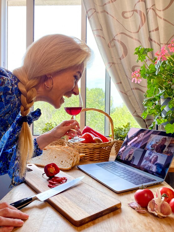 Show full-screen, host-provided image