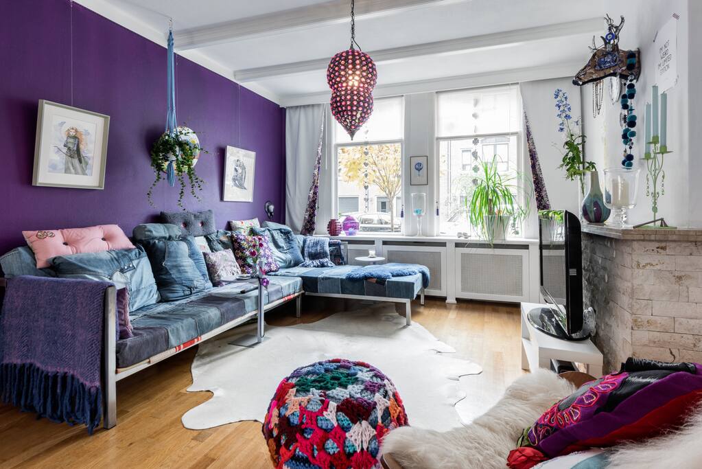 The couch also offers sleepingspace as two single beds