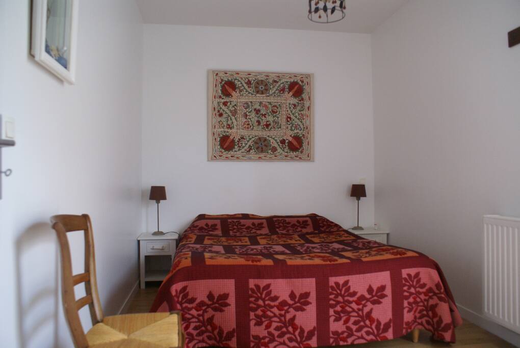 chambre lit couple,placard rangement,accès terrasse