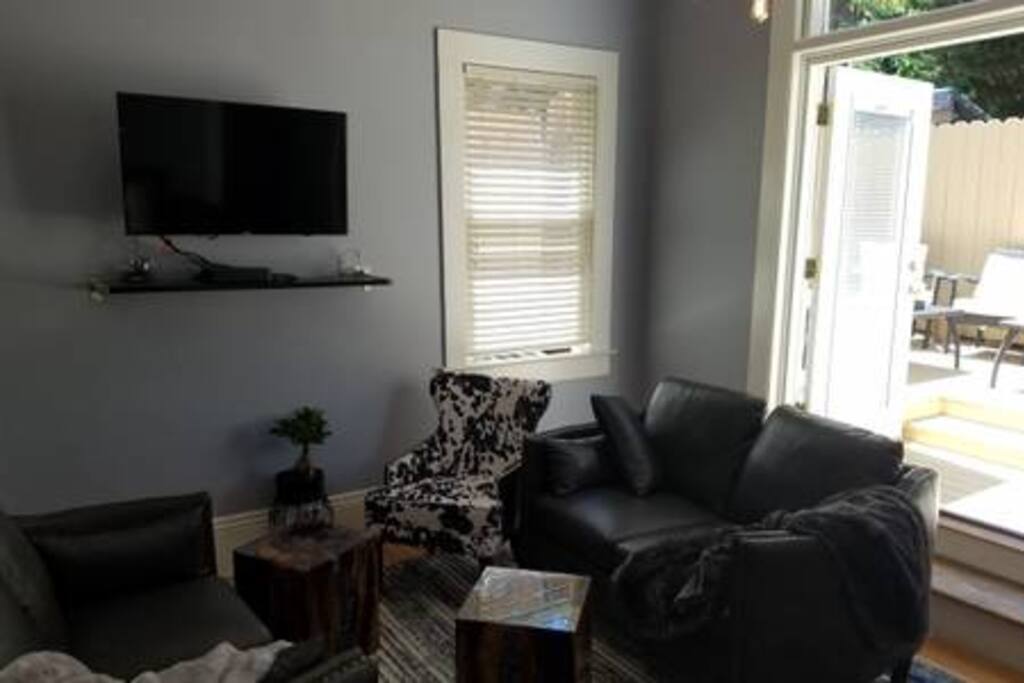 Comfortable living room, with porch doors