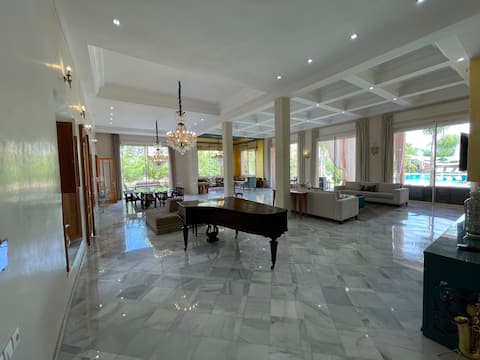 Popular Airbnb listing: L'MNAM 7 suites - 1400m² - 1ha estate - 141m² pool in Oulad Hassoune