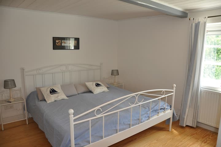 Dormitorio con techos de paja