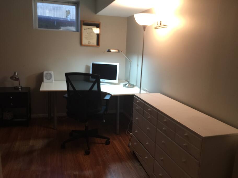 BASEMENT DEBROOM