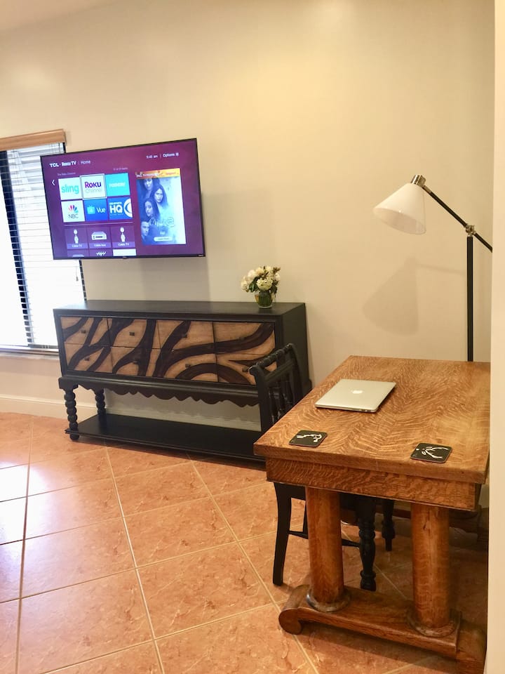 חדר שינה ראשי, שולחן כתיבה, שידה, טלוויזיה חכמה גדולה