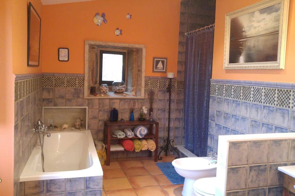 Baño contiguo con bañera y ducha