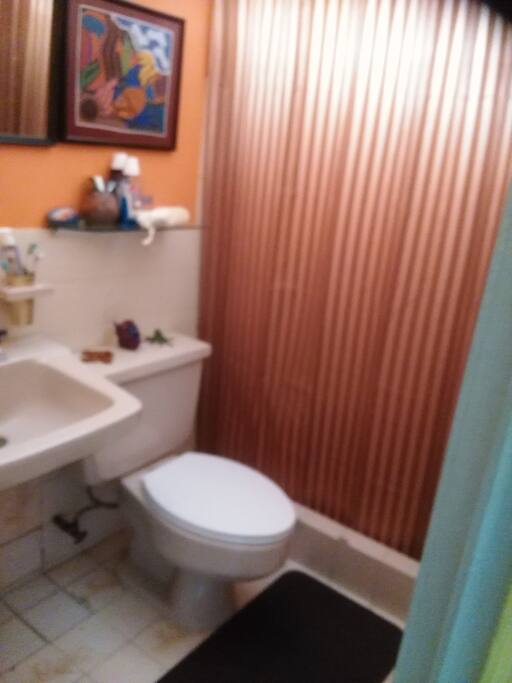 Este es el baño contiguo a la habitaciòn