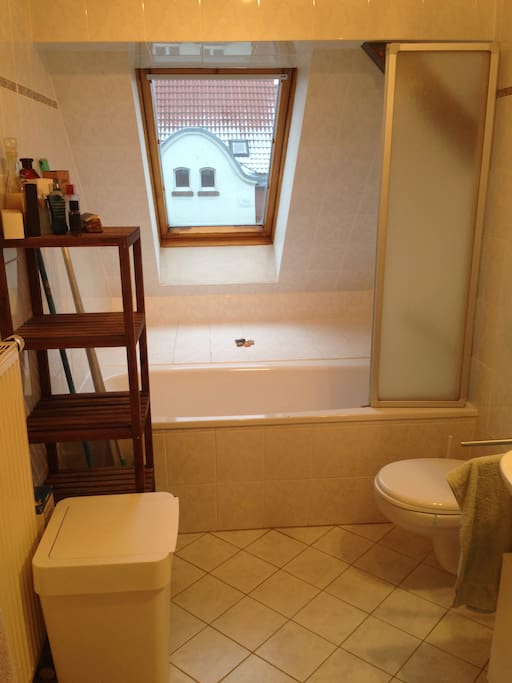 Helles Badezimmer, Badewanne, Ablage - cooles Ambiente ;-)