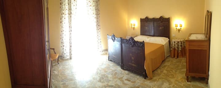 黄色卧室，双人床