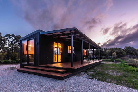 Relaxing Getaway in Pohara- Ruru Tiny house