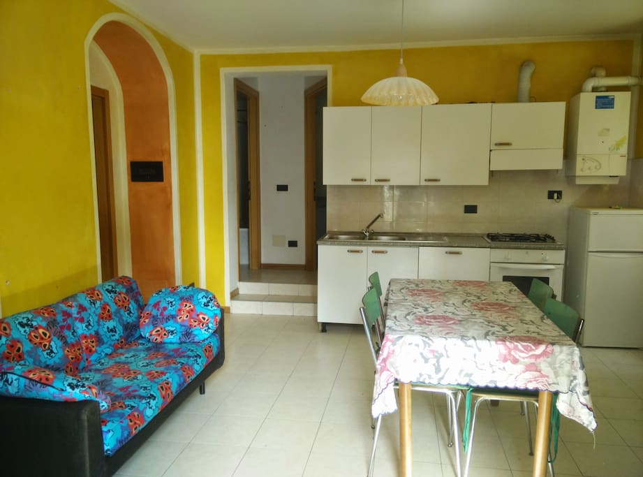 Soggiorno con angolo cottura e divano letto (matrimoniale)