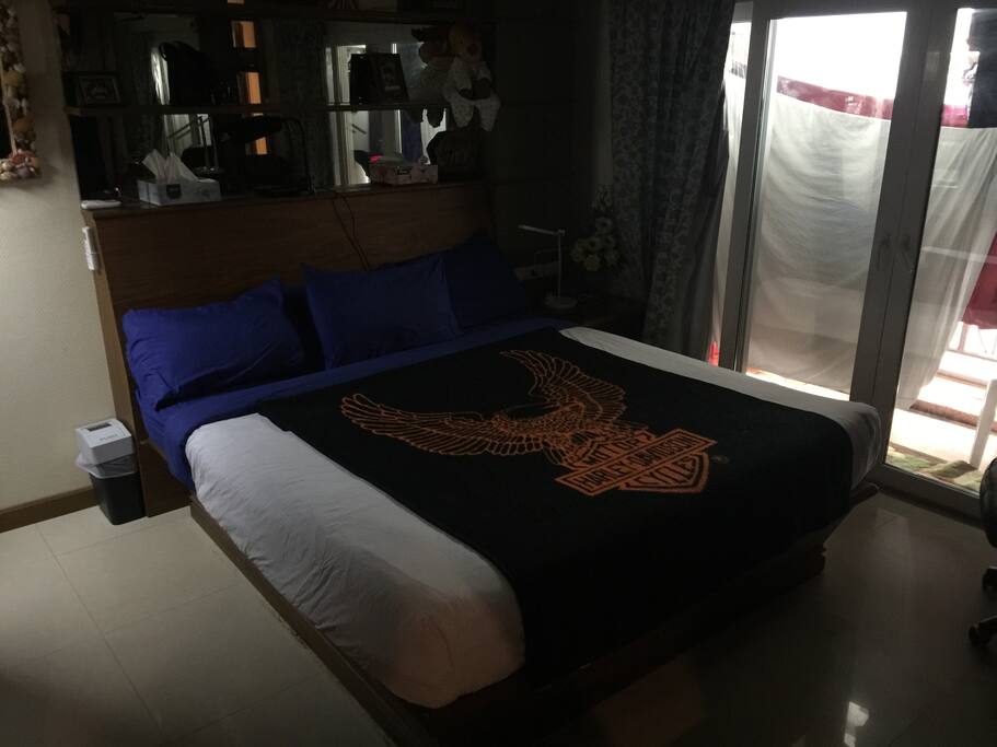King size bed very quiet and comfy. I leave an Aircinditioning unit in all the time, even if the unit has no customers and I depart town!
