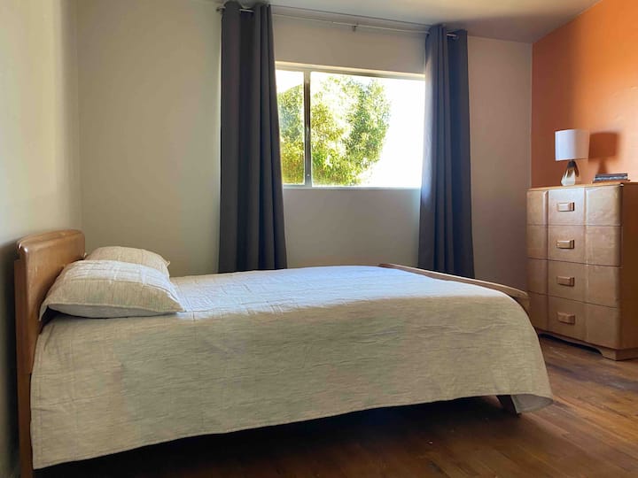 Chumba cha kwanza cha kulala: Kitanda kamili, fanicha za zamani za katikati ya karne 