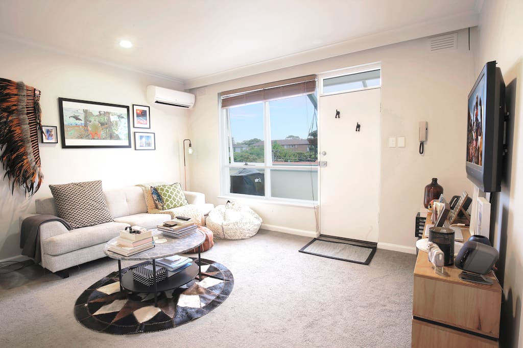 Light-filled apartment within walking distance of tram, train and bus stations, foreshore, night life and restaurants.