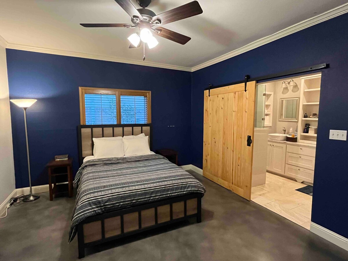 Primárna spálňa s manželskou posteľou a vlastná kúpeľňa