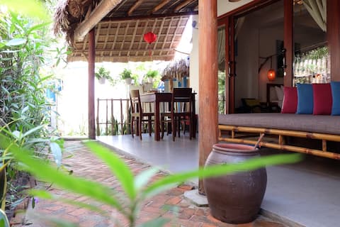 Beach Bungalow - Ocean breeze/ breakfast/ king bed
