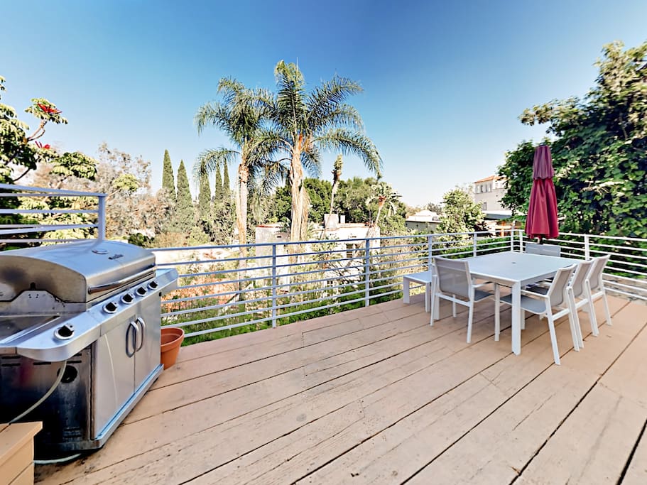 Make use of the large gas grill on the main 1st-floor deck and enjoy al fresco dining.