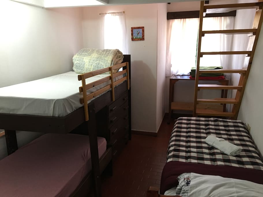 Dormitorio con tres camas