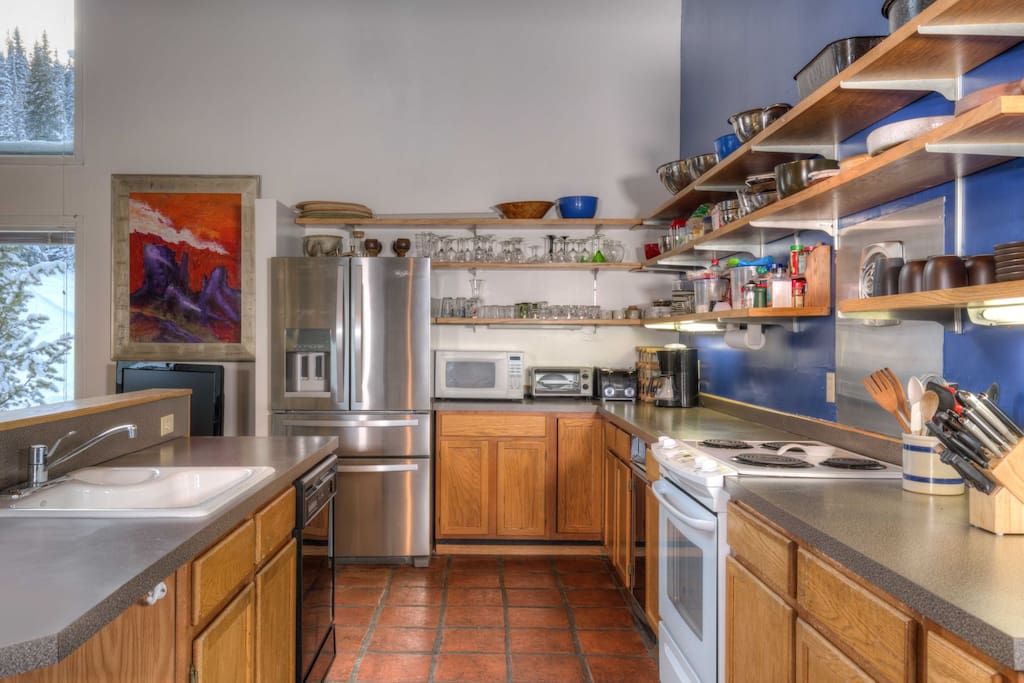 Fully equipped kitchen; brand NEW refrigerator; custom pottery