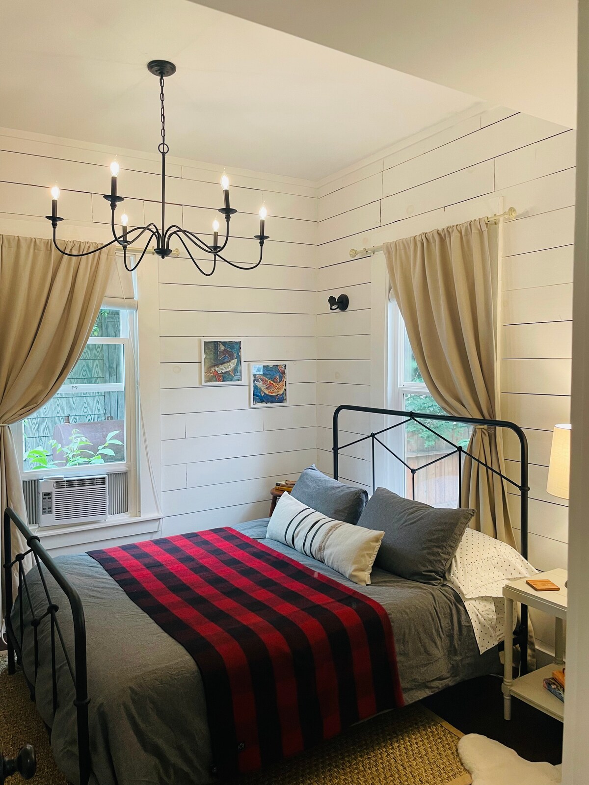 Dormitorio #1 con cama tamaño queen.