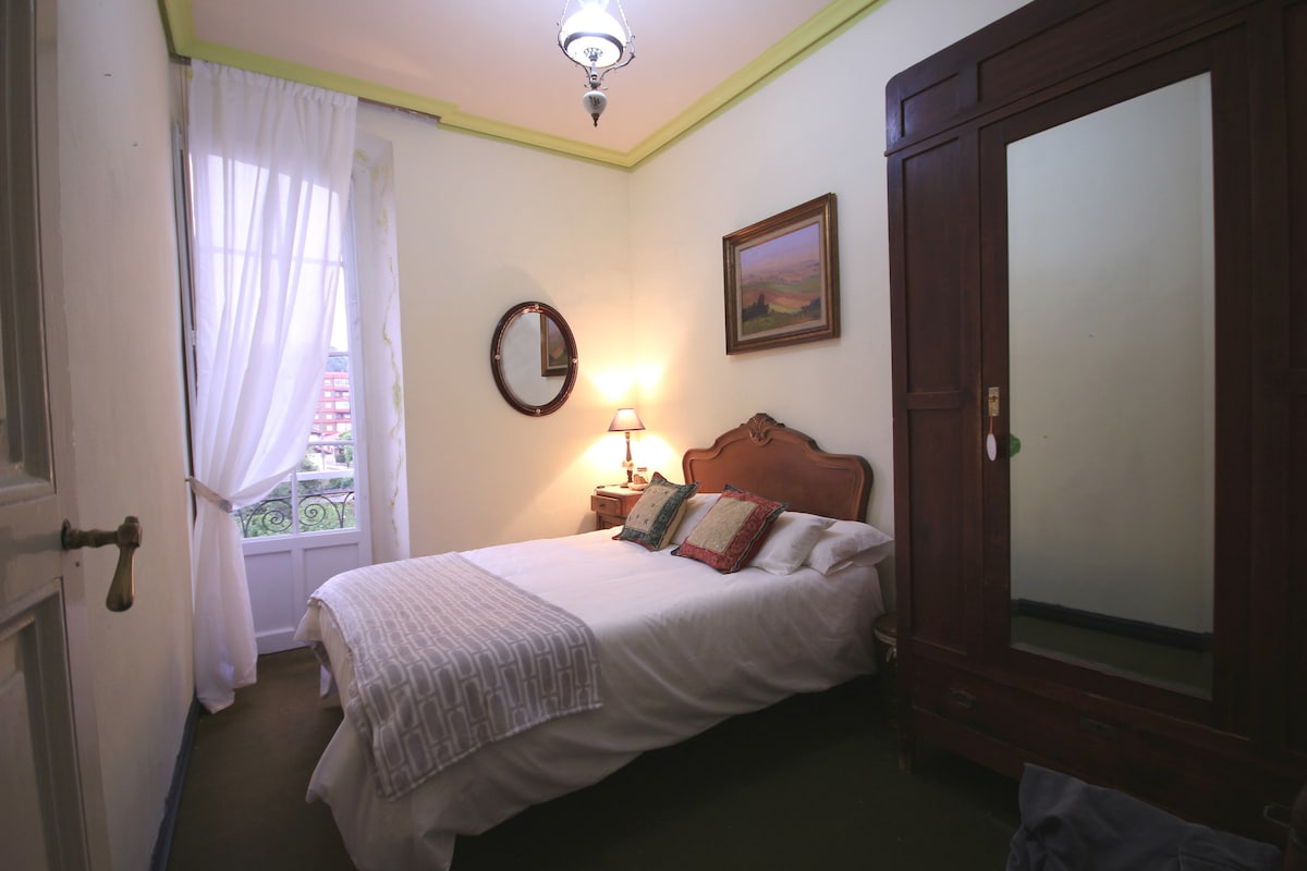 ห้องนอนพร้อมเตียงคู่