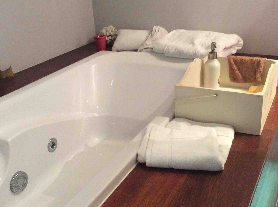 Baignoire de la salle de bain de la chambre mansardée