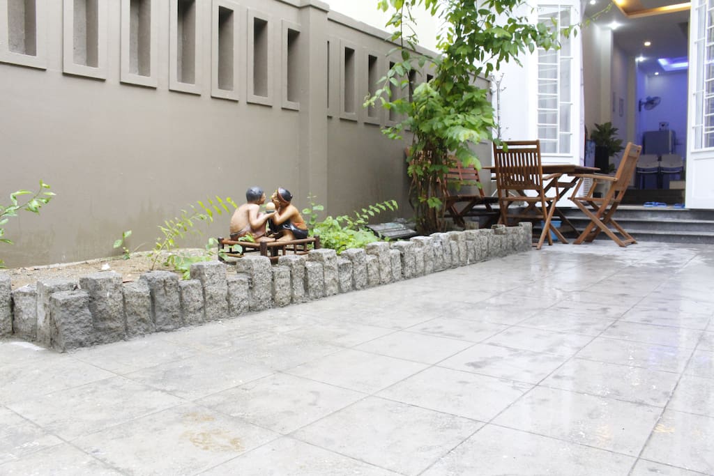 Bàn và ghế là nơi tuyệt vời để thư giãn với dừa và / hoặc cà phê ngâm trong bầu không khí tươi mỗi sáng