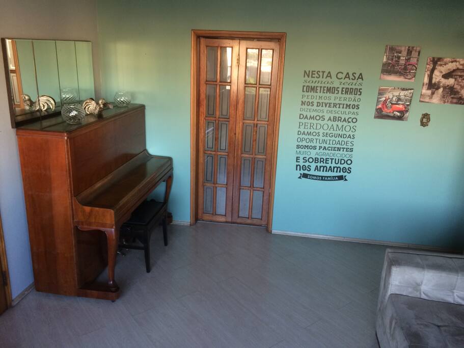 Sala com acesso para cozinha e área de serviço.