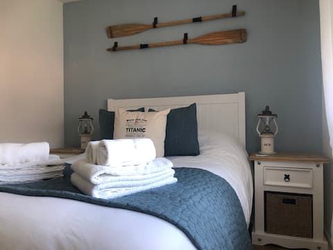 Top Airbnb: Castaway. Close to Poole Harbour and Sandbanks in Bournemouth, Christchurch And Poole
