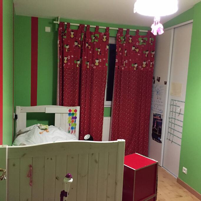 Chambre avec lit simple