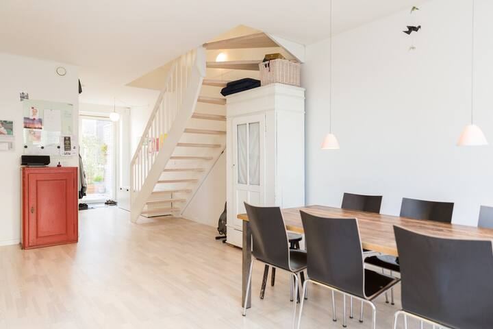 Charming, modern townhouse. gallery image 4