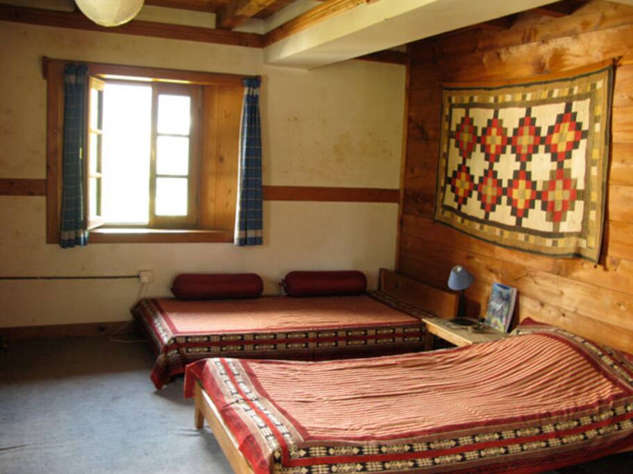 Bedroom 1: Twin bed with ensuite bathroom