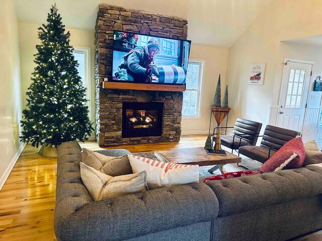 Holidays at The Eclaire | 3 Story Home | Sleeps 16 gallery image 2