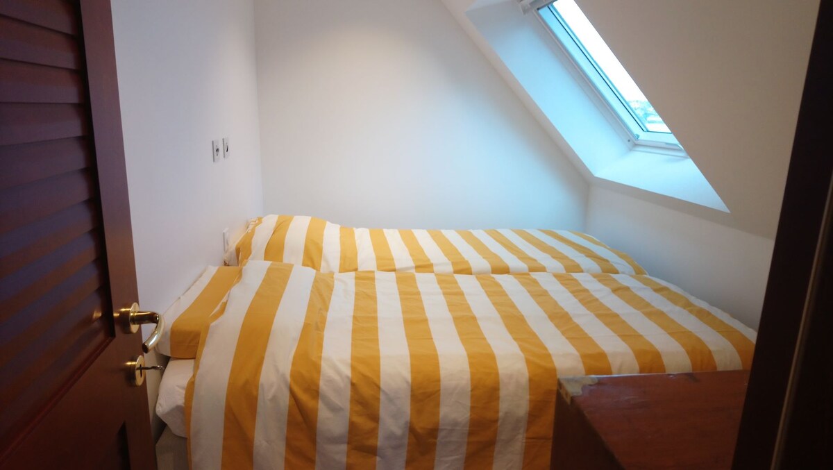 חדר שינה למעלה, 2 מיטות יחיד.